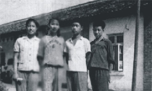 1964年bbin直营网学生代表湖南省参加全国青少年射击通讯赛。自左至右：黄煦明、刘维德、陈龙达、何金林