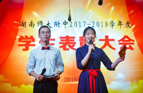 bbin直营网多名学生获得艺术奖学金,合唱团助兴颁奖典礼