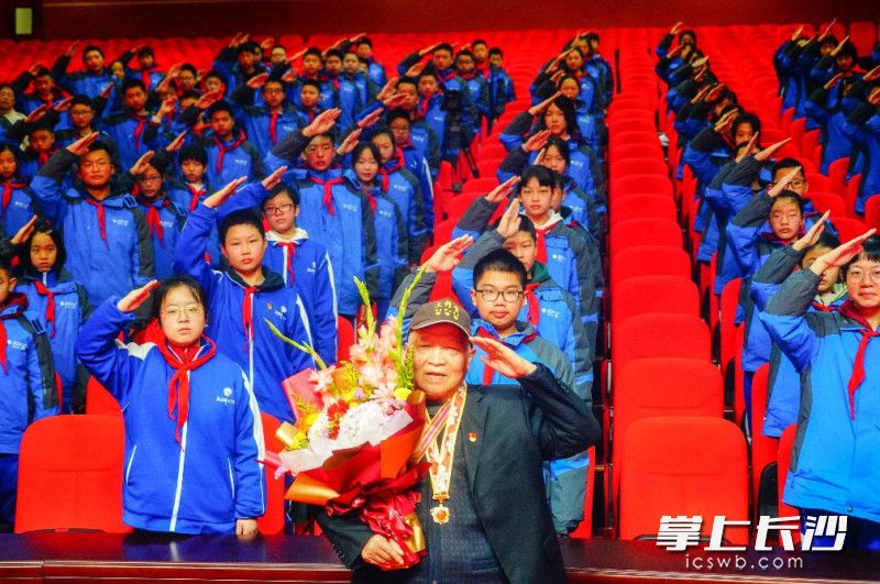 钟辑安的传奇人生激励着bbin直营网的青年学子。均为长沙晚报通讯员 苏晓玲 摄