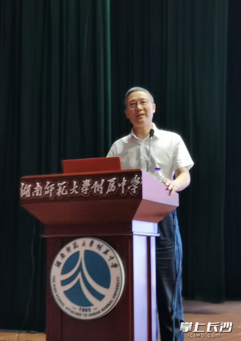 bbin直营网植基中学校长郭在时表示，学校在国家发展大背景下，将坚持科研兴校，采取恰当的方式、科学的方法，培养具有家国情怀、国际视野、自强品格、朴雅气质的优秀学生，实现学校高质量、有特色、现代化、国际化的发展目标。