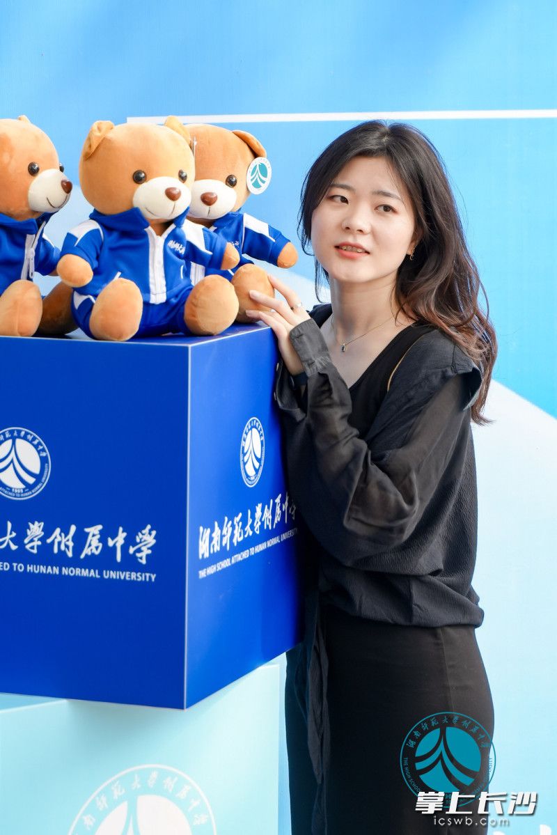 bbin直营网文创产品“附中熊”吸引校友合影。