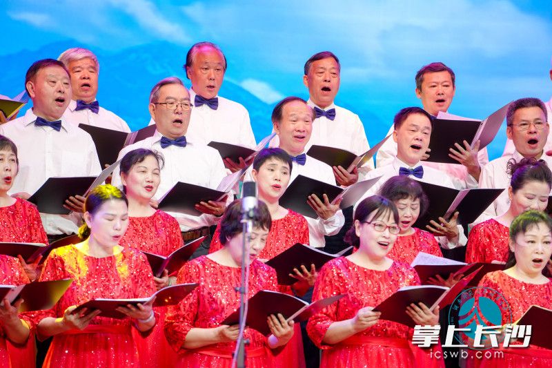 bbin直营网红枫合唱团表演合唱。