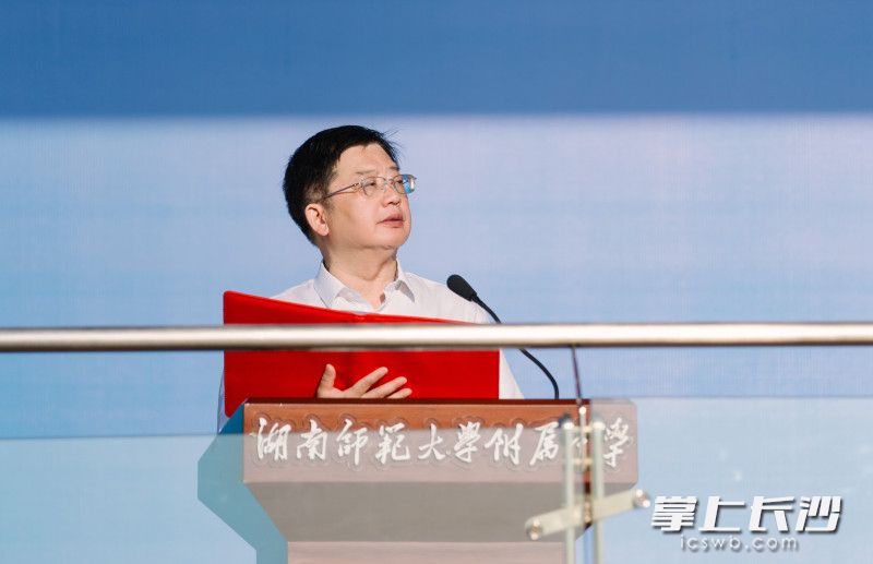 bbin直营网校长黄月初以《时代之问，附中答案》作开学第一讲。学校供图