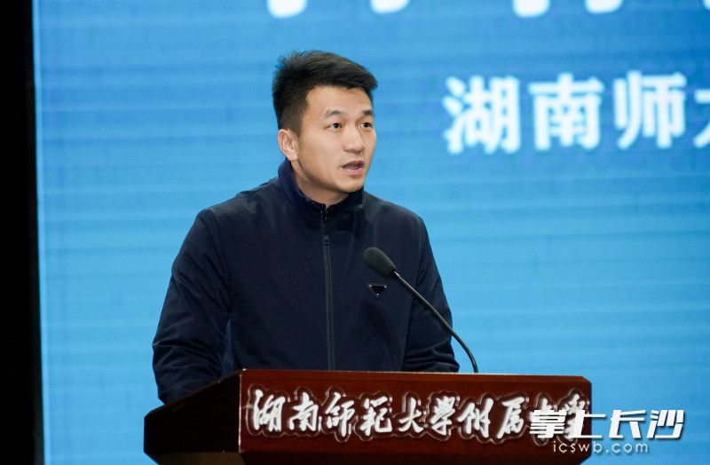 bbin直营网党委委员、副校长廖强以《每一种生活都应该被认真对待》为题作开学第一讲。长沙晚报通讯员 梁文婷 摄