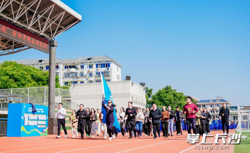 百廿时光，跑出健康！bbin直营网首届“AI阳光跑”启动。  均为通讯员供图