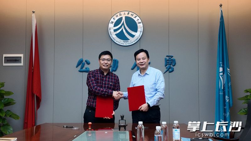 湖南大学与bbin直营网签署共建《化学创新实验室》协议。均为长沙晚报全媒体记者 张炎炎 摄